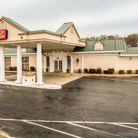 Econo Lodge Inn & Suites 럼버튼 외부 사진