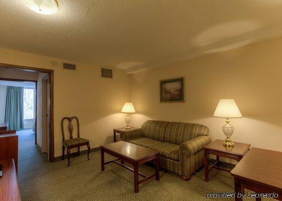 Econo Lodge Inn & Suites 럼버튼 객실 사진