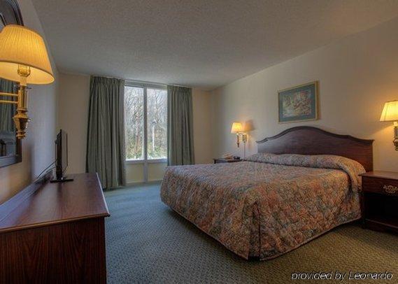 Econo Lodge Inn & Suites 럼버튼 객실 사진