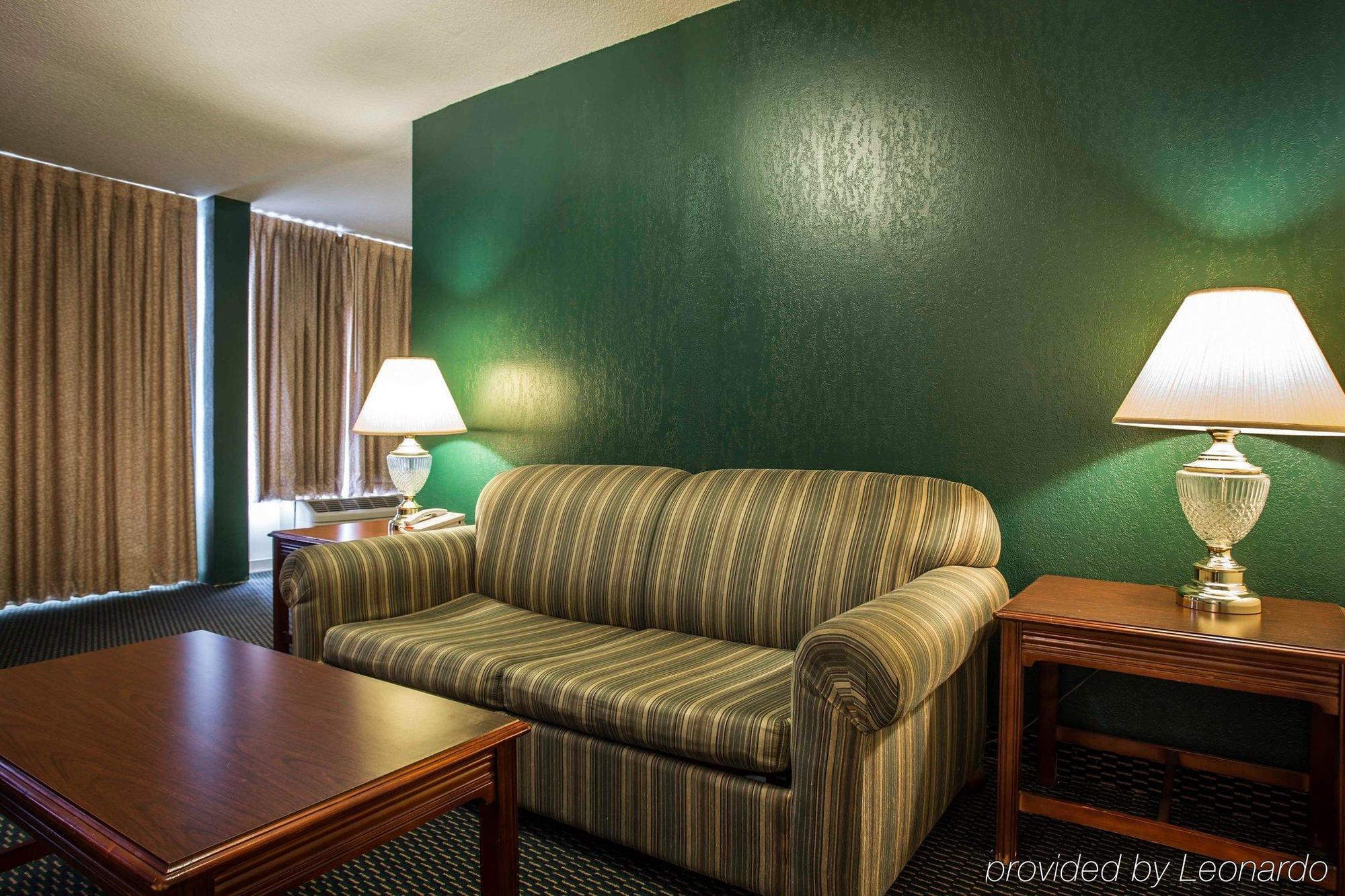 Econo Lodge Inn & Suites 럼버튼 외부 사진