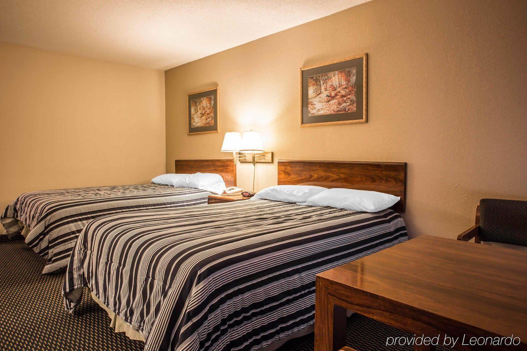 Econo Lodge Inn & Suites 럼버튼 외부 사진