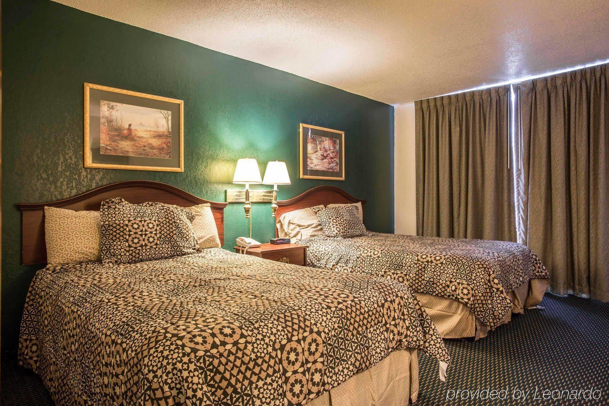 Econo Lodge Inn & Suites 럼버튼 외부 사진