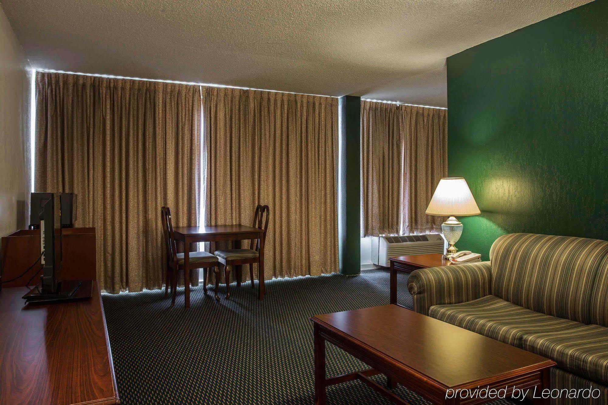 Econo Lodge Inn & Suites 럼버튼 외부 사진