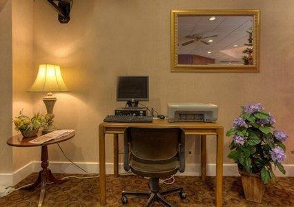 Econo Lodge Inn & Suites 럼버튼 사업 사진